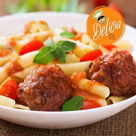 almondegas e penne ao molho sugo