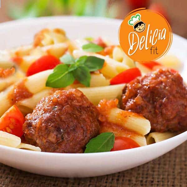 almondegas e penne ao molho sugo