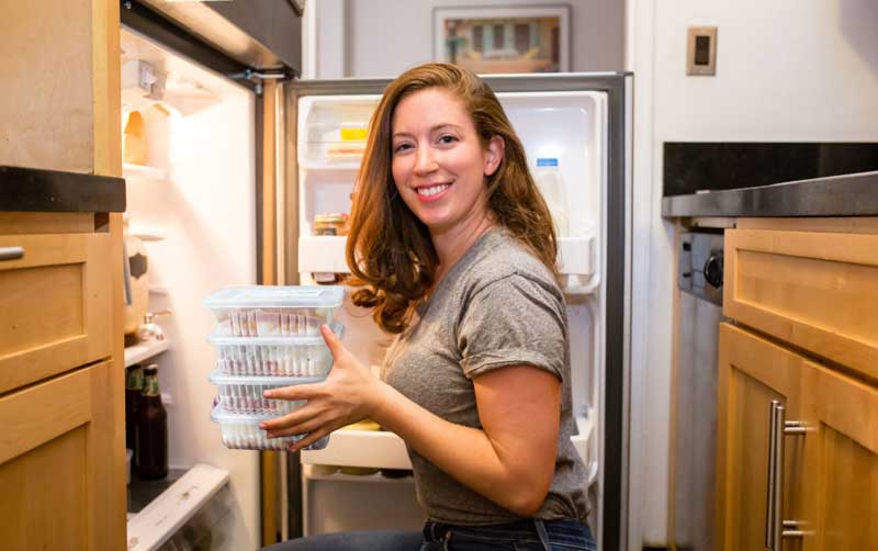 mulher com comida congelada